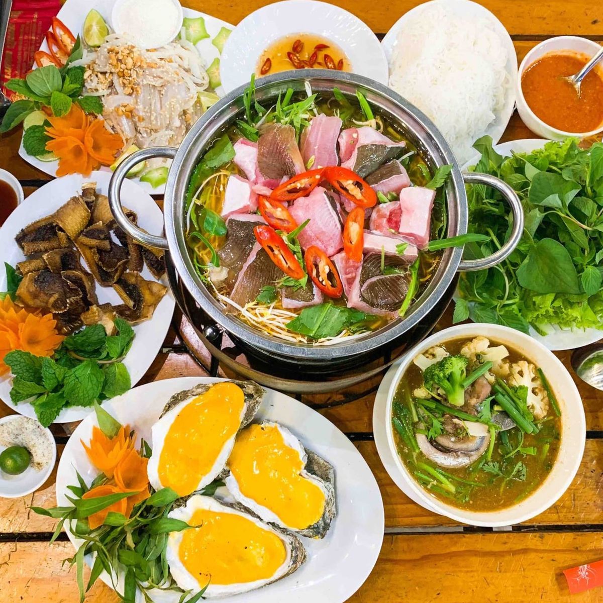 Lẩu hải sản, hàu nướng và các món ăn địa phương